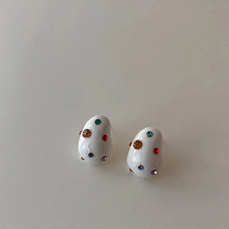 IRREGULAR WHITE STUDS WITH MULTICOLOR RHINESTONES